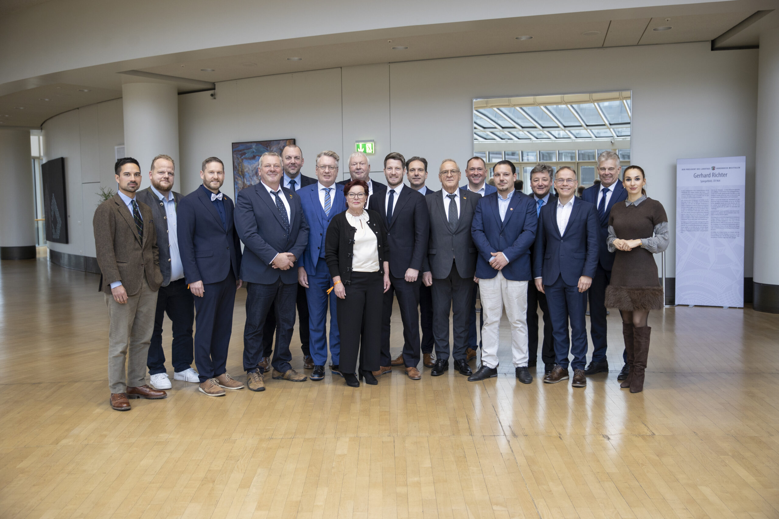 Gruppenfoto AfD Fraktion und AfD Vizebuergermeister scaled